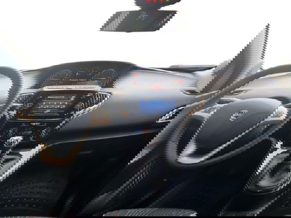 Lancia Ypsilon nuova a Salerno (12)