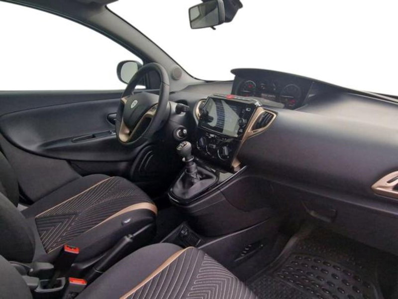 Lancia Ypsilon nuova a Salerno (13)