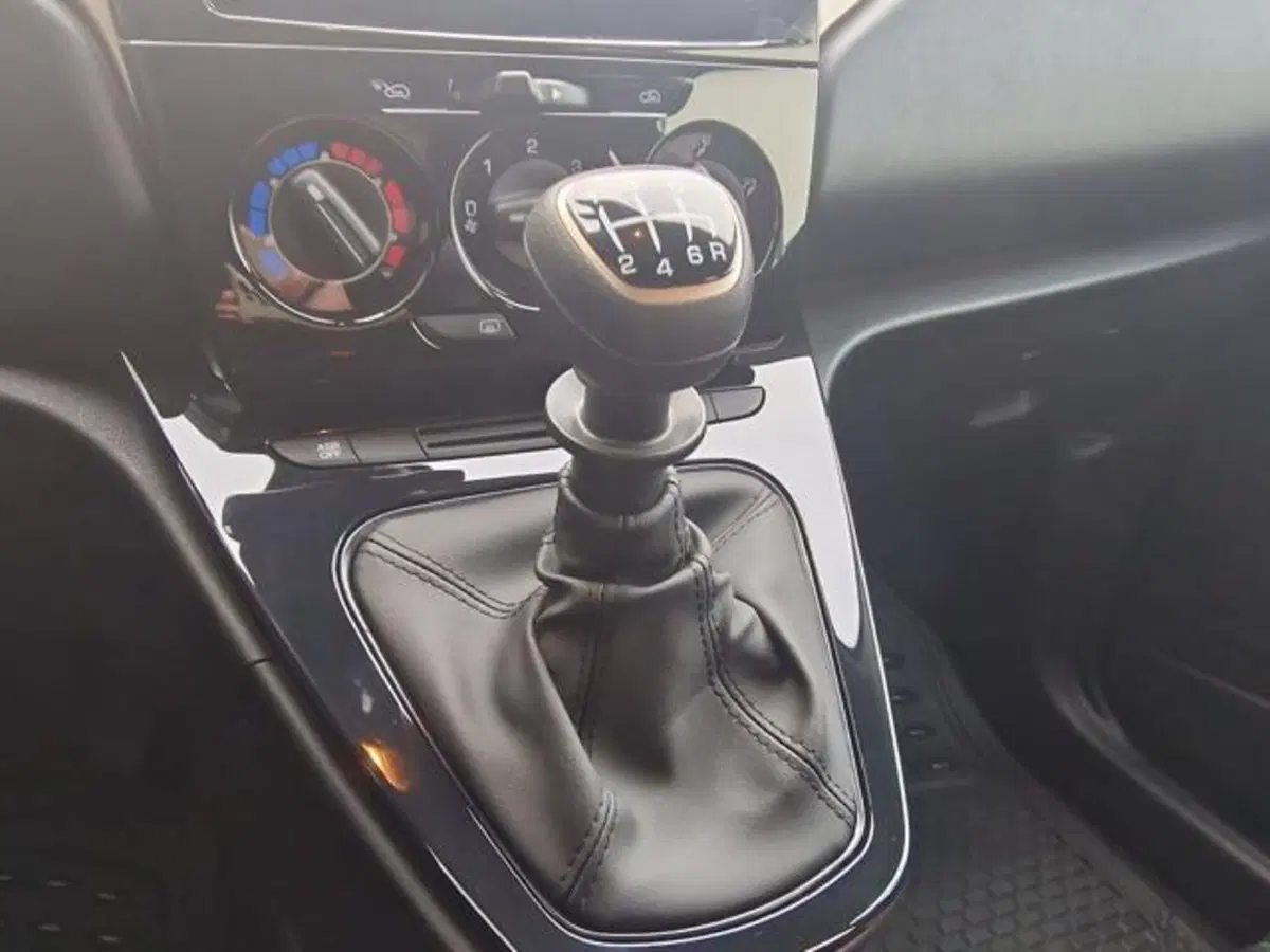 Lancia Ypsilon nuova a Salerno (17)