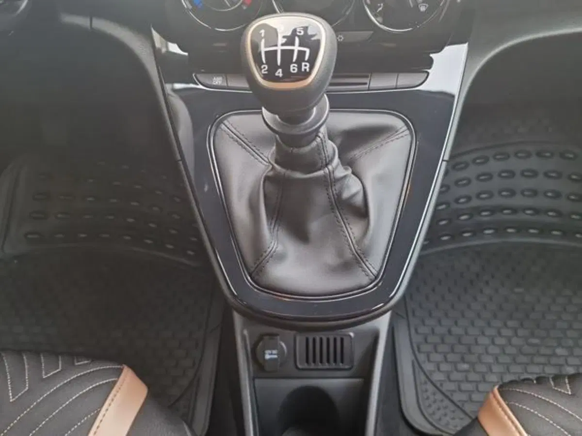 Lancia Ypsilon nuova a Salerno (18)