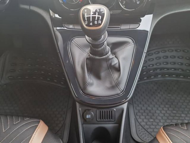 Lancia Ypsilon nuova a Salerno (18)