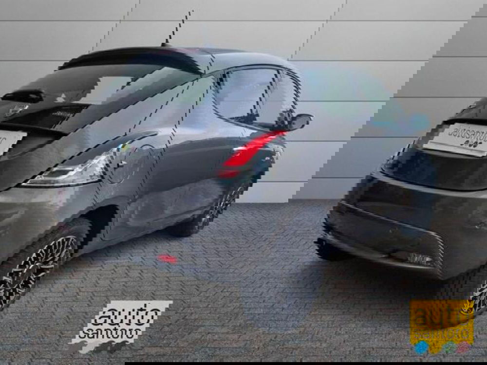 Lancia Ypsilon nuova a Salerno (3)