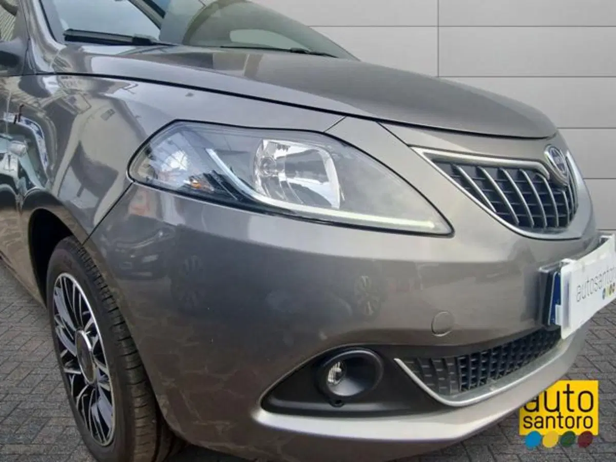 Lancia Ypsilon nuova a Salerno (8)