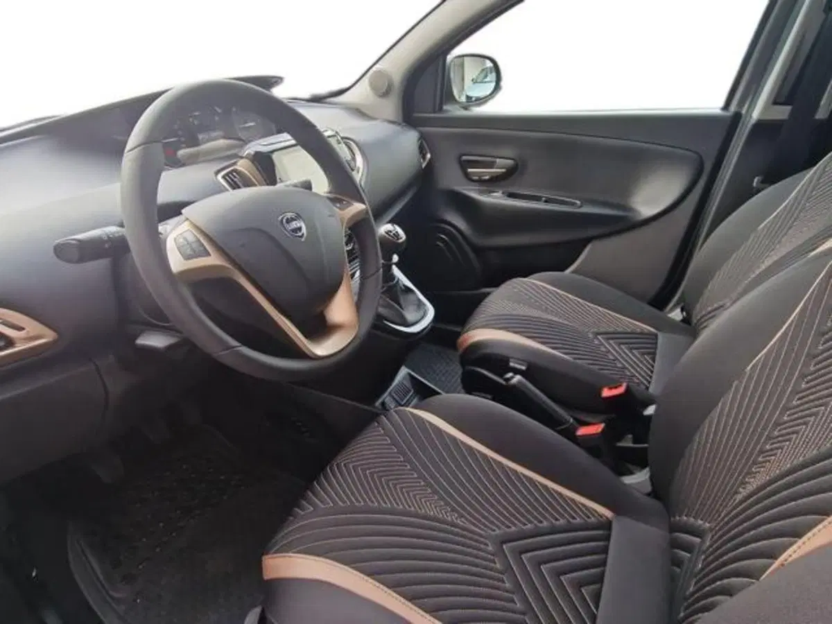 Lancia Ypsilon nuova a Salerno (9)