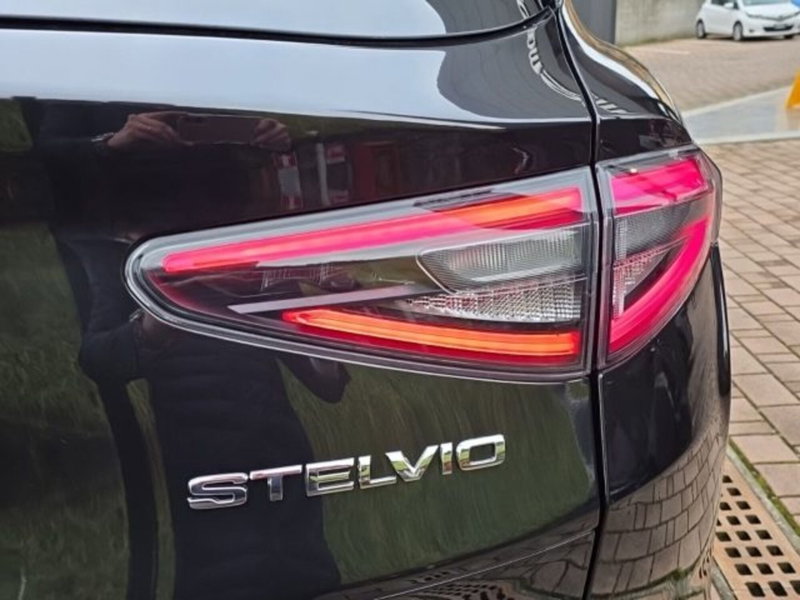 Alfa Romeo Stelvio nuova a Monza e Brianza (15)
