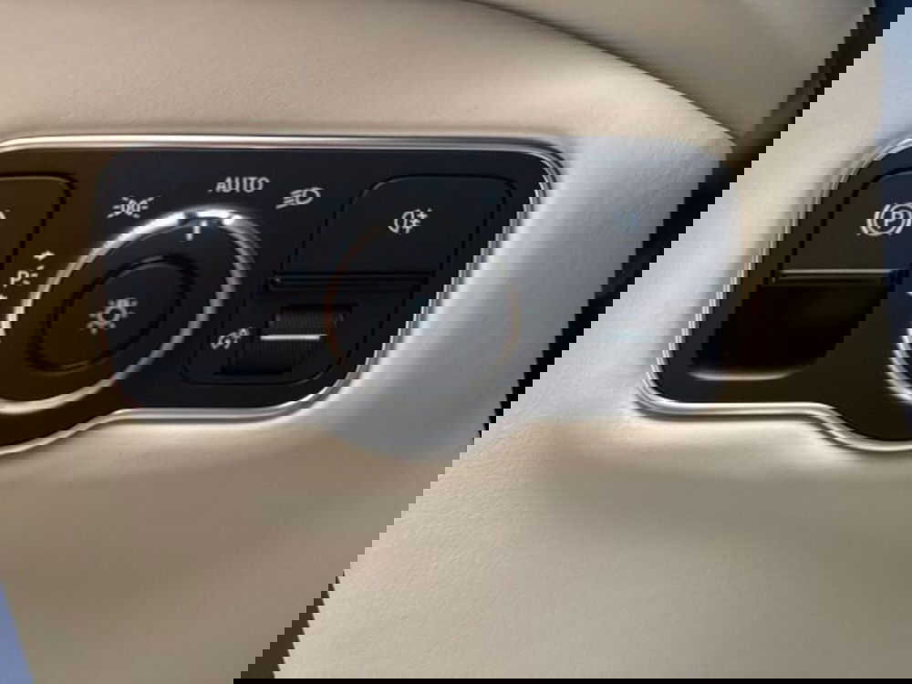 Aston Martin DBX nuova a Bologna (17)