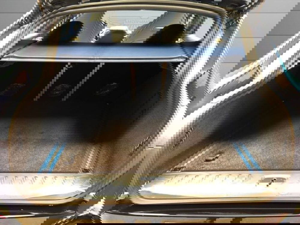 Aston Martin DBX nuova a Bologna (6)