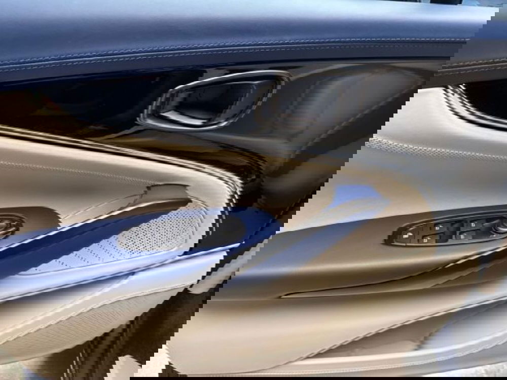 Aston Martin DBX nuova a Bologna (9)