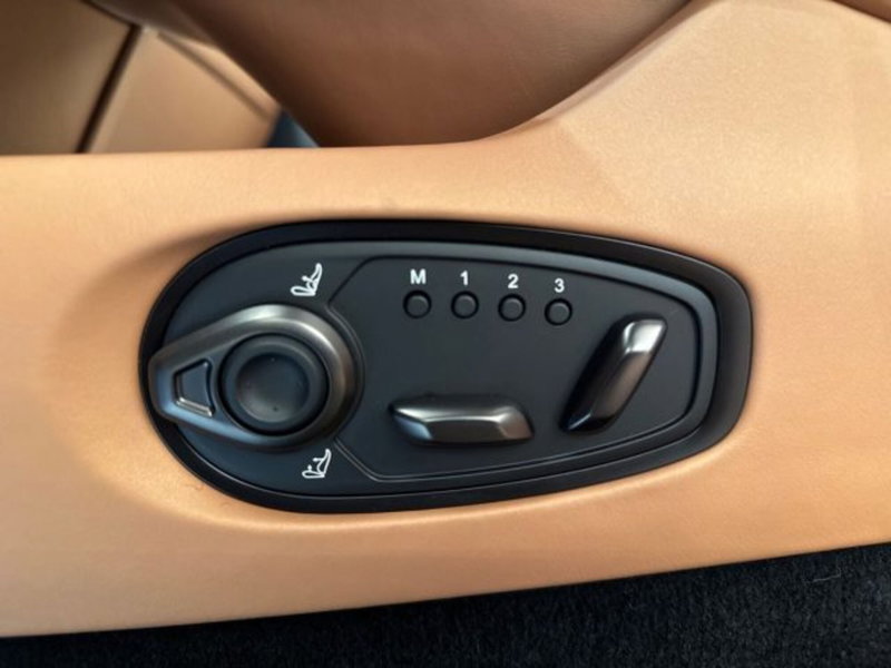 Aston Martin DB12 nuova a Bologna (18)