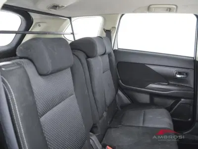 Mitsubishi Outlander 2.2 DI-D 4WD Instyle Plus SDA 7 posti del 2019 usata a Corciano