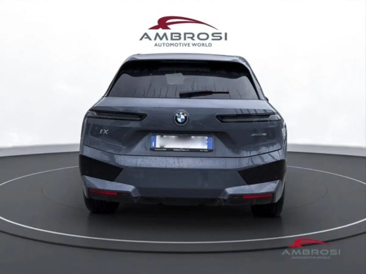 BMW iX usata a Perugia (8)