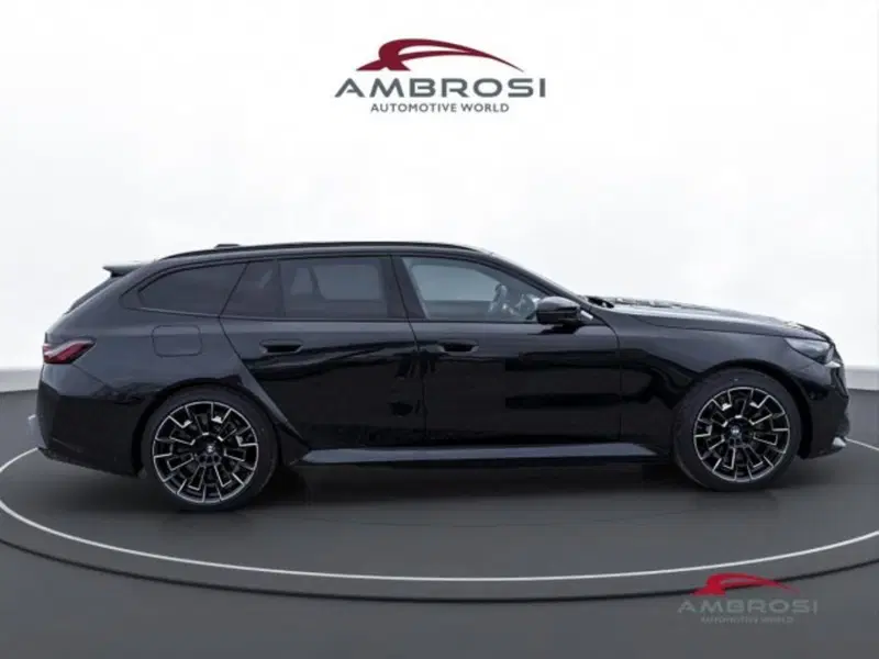 BMW Serie 5 Touring nuova a Perugia (5)