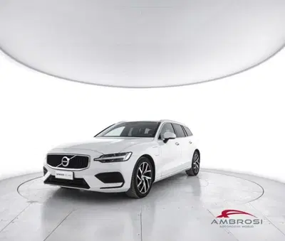 Volvo V60 T6 Recharge AWD Plug-in Hybrid R-design del 2021 usata a Corciano