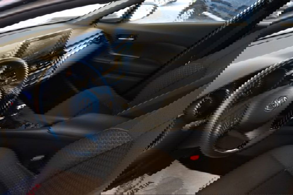 Toyota Toyota C-HR usata a Roma (12)