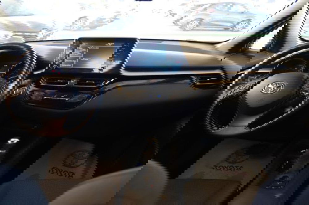 Toyota Toyota C-HR usata a Roma (9)