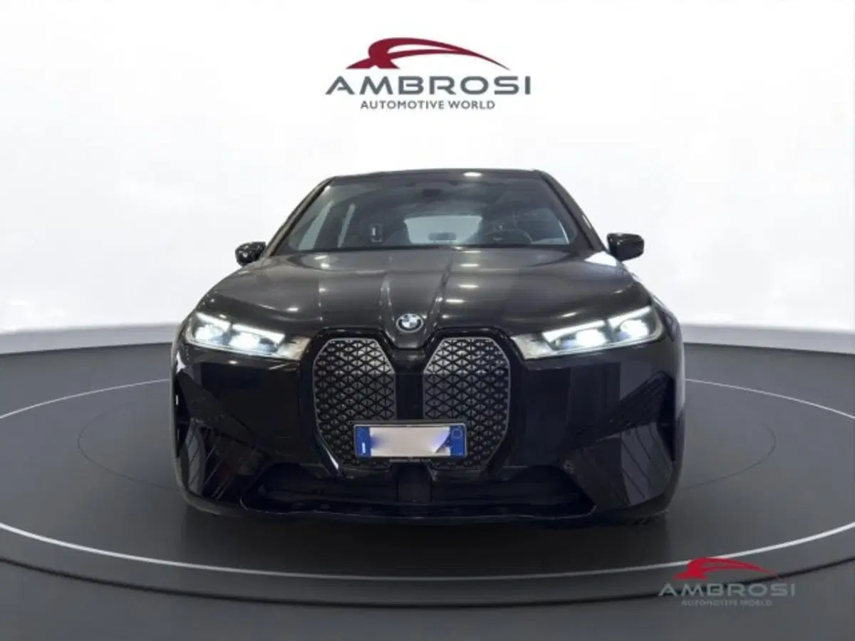 BMW iX usata a Perugia (7)
