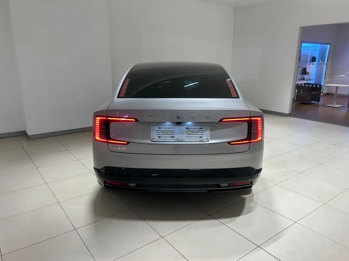 Volvo ES90 nuova a Napoli (7)