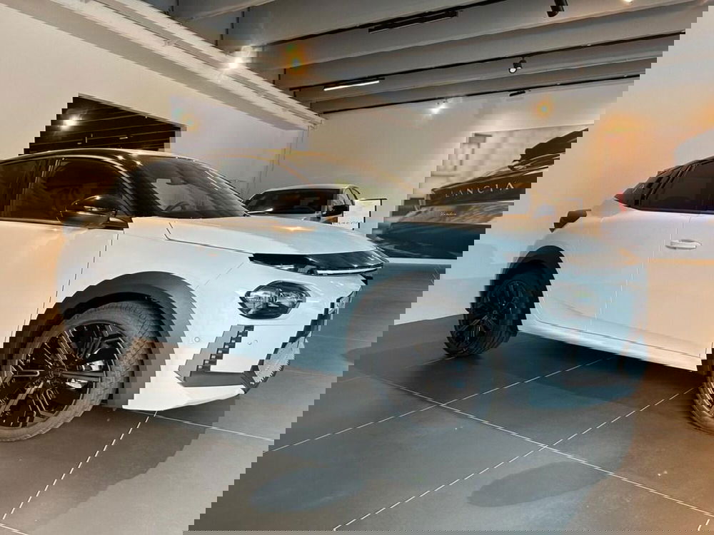 Lancia Ypsilon nuova a Sondrio (5)