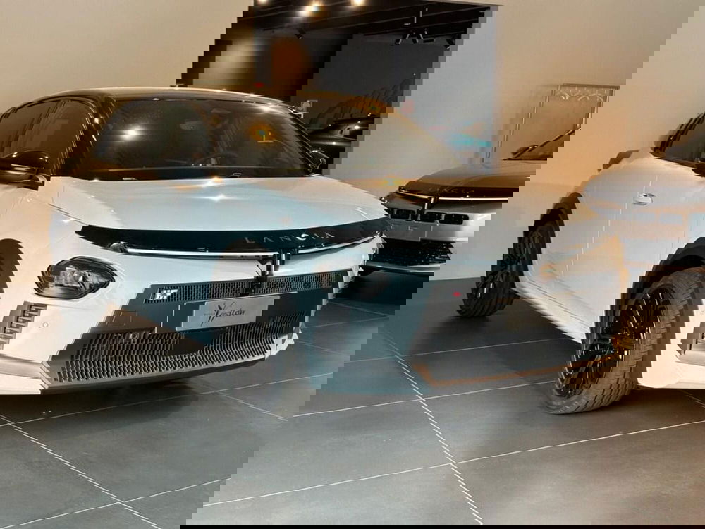 Lancia Ypsilon nuova a Sondrio (6)