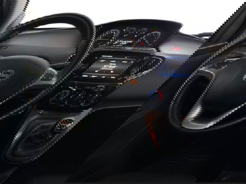 Lancia Ypsilon usata a Bologna (10)