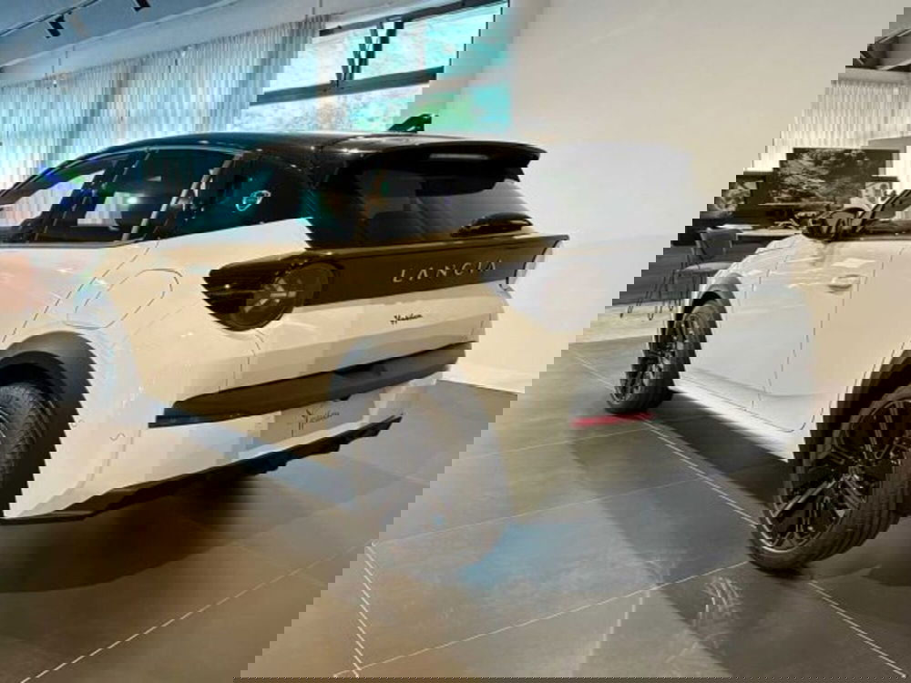 Lancia Ypsilon nuova a Sondrio (3)