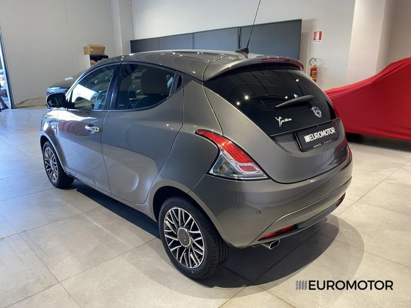 Lancia Ypsilon usata a Bari (10)