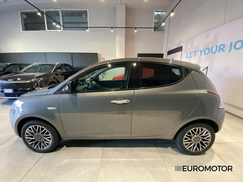 Lancia Ypsilon usata a Bari (11)