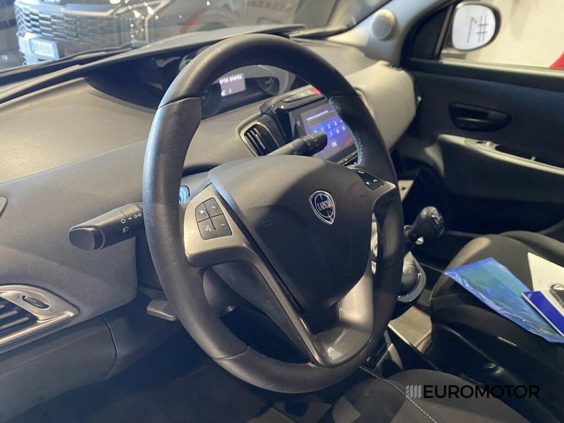 Lancia Ypsilon usata a Bari (13)