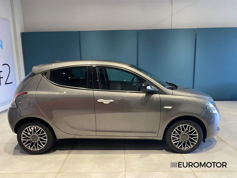 Lancia Ypsilon usata a Bari (6)