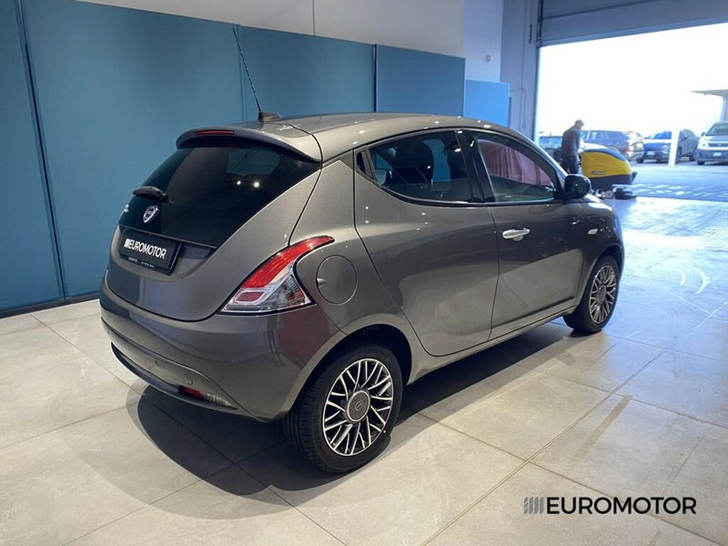 Lancia Ypsilon usata a Bari (7)