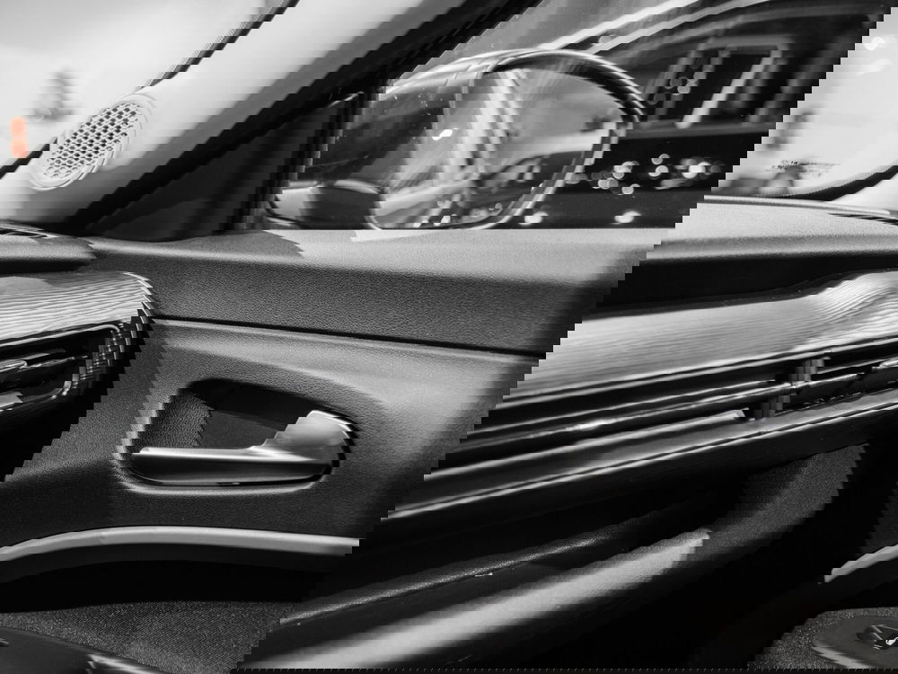 Jeep Avenger nuova a Prato (11)