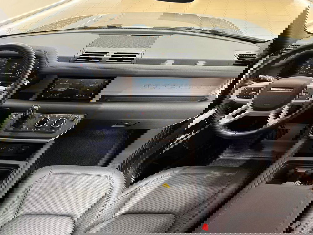 Land Rover Defender usata a Savona (4)