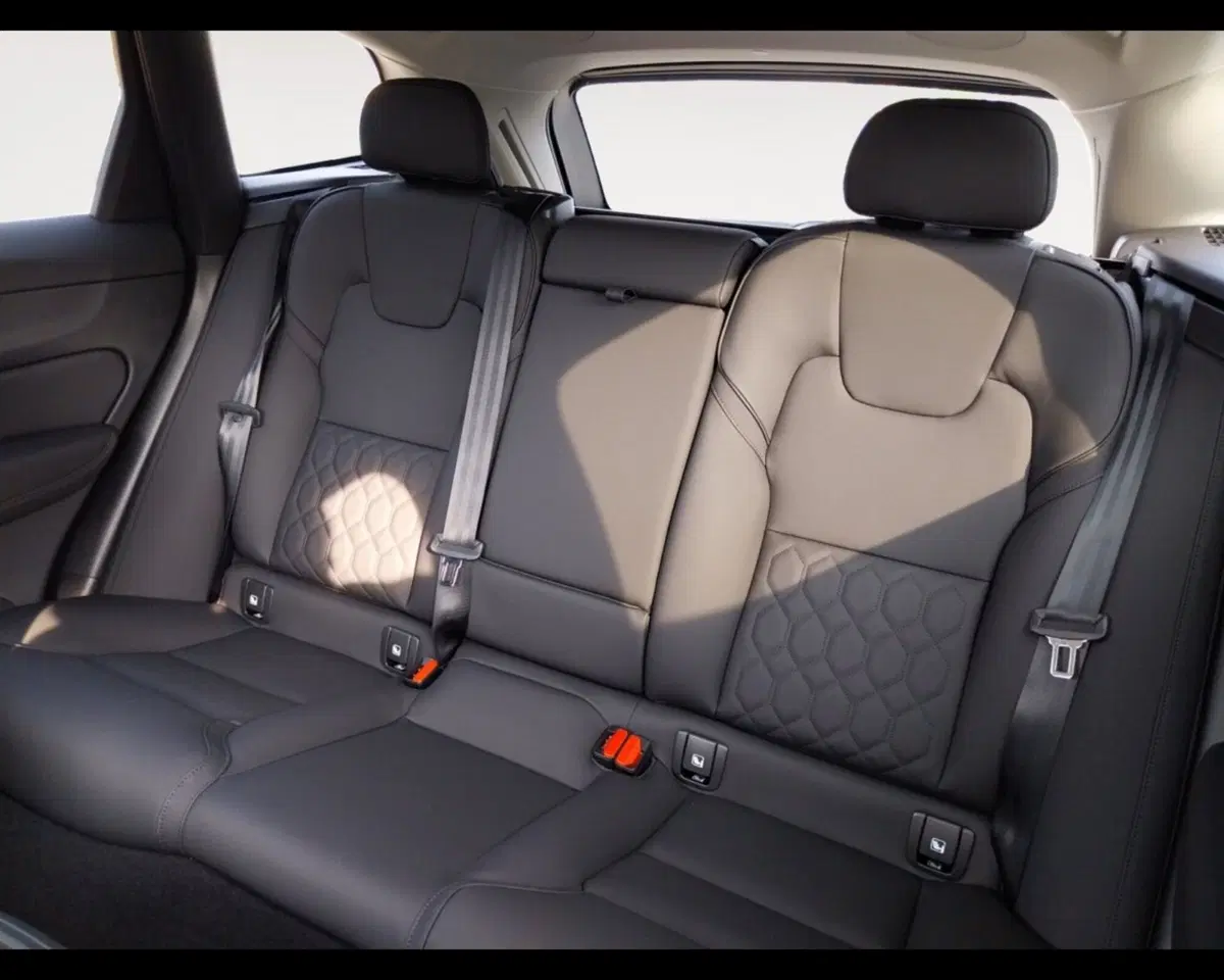 Volvo XC60 nuova a Ravenna (13)