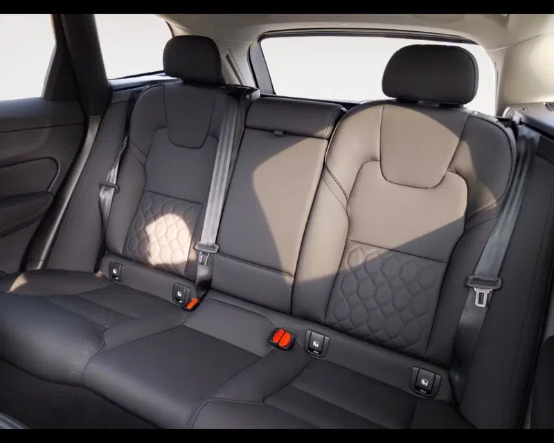 Volvo XC60 nuova a Ravenna (13)