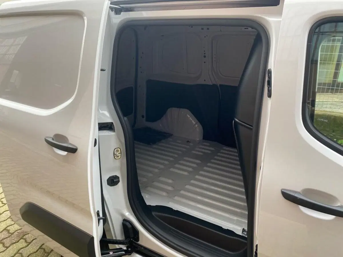 Peugeot Partner Furgone nuova a Torino (8)