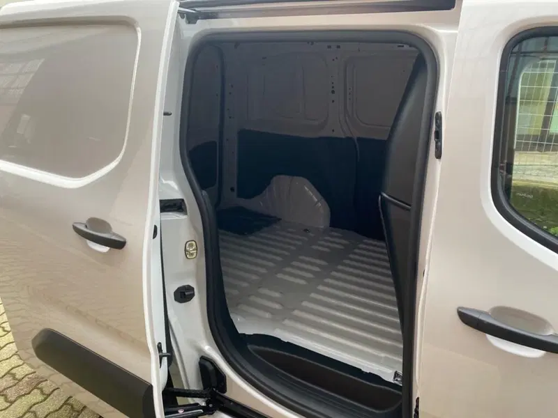 Peugeot Partner Furgone nuova a Torino (8)