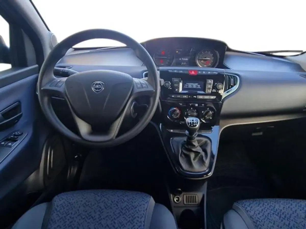Lancia Ypsilon nuova a Salerno (10)