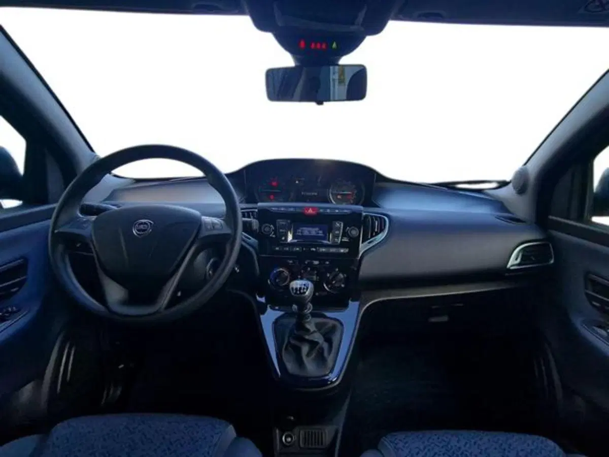 Lancia Ypsilon nuova a Salerno (12)