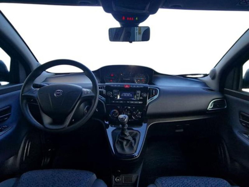 Lancia Ypsilon nuova a Salerno (12)