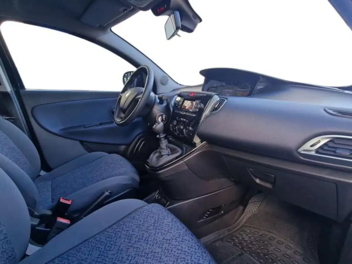 Lancia Ypsilon nuova a Salerno (13)