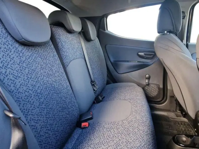 Lancia Ypsilon nuova a Salerno (14)