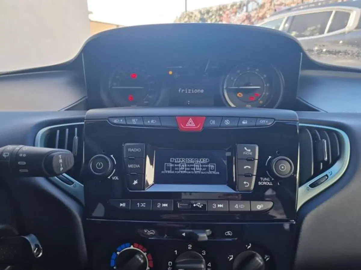 Lancia Ypsilon nuova a Salerno (16)