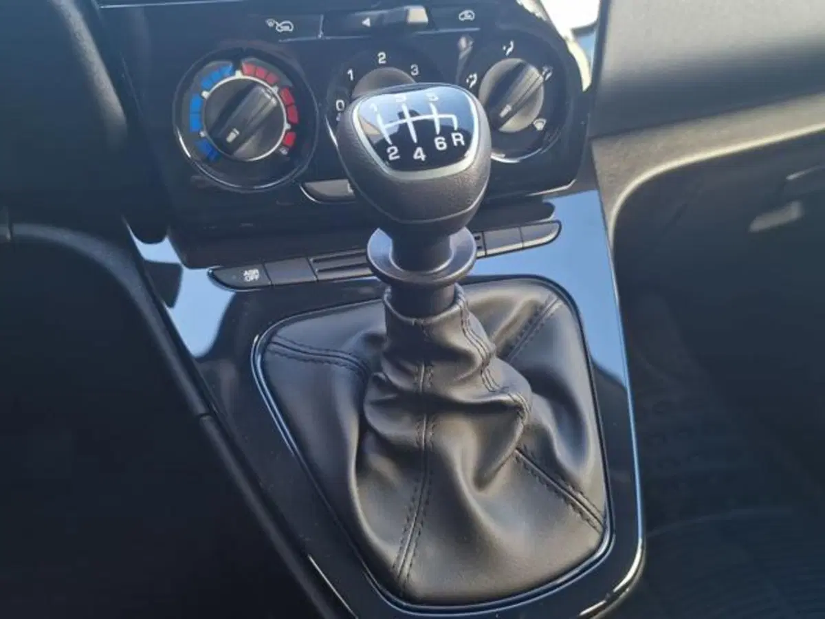 Lancia Ypsilon nuova a Salerno (17)