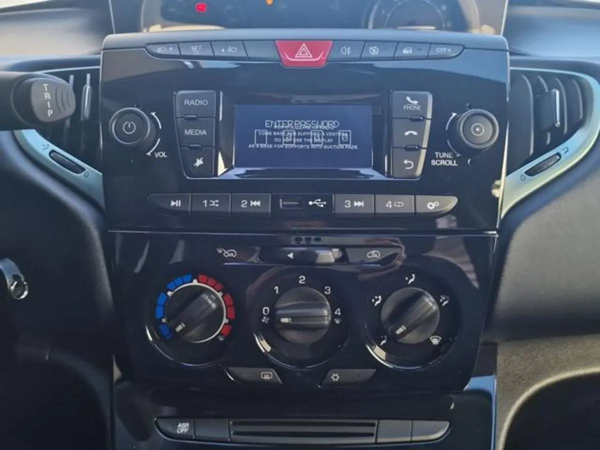 Lancia Ypsilon nuova a Salerno (18)