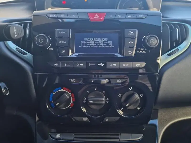 Lancia Ypsilon nuova a Salerno (18)