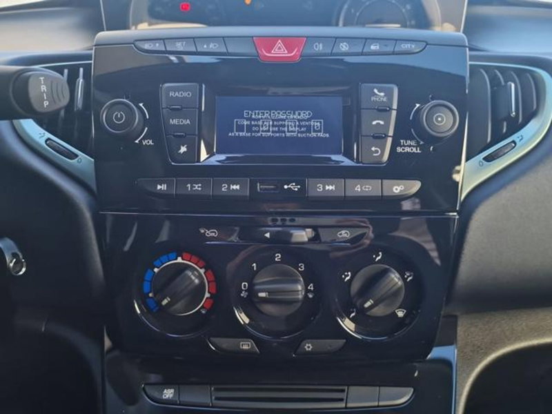 Lancia Ypsilon nuova a Salerno (18)