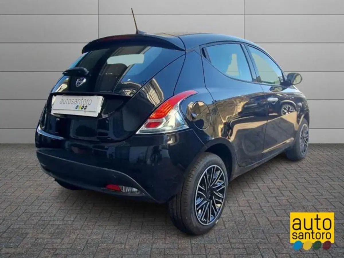 Lancia Ypsilon nuova a Salerno (3)