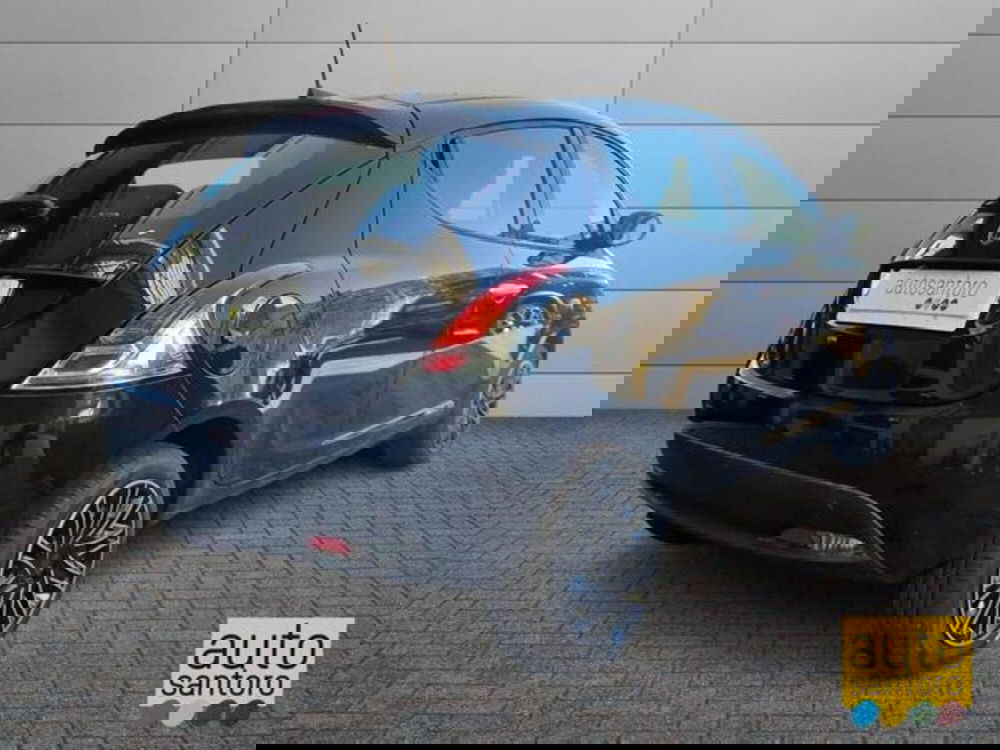 Lancia Ypsilon nuova a Salerno (3)