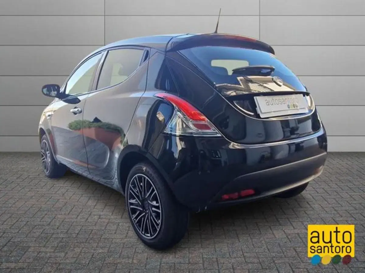 Lancia Ypsilon nuova a Salerno (4)