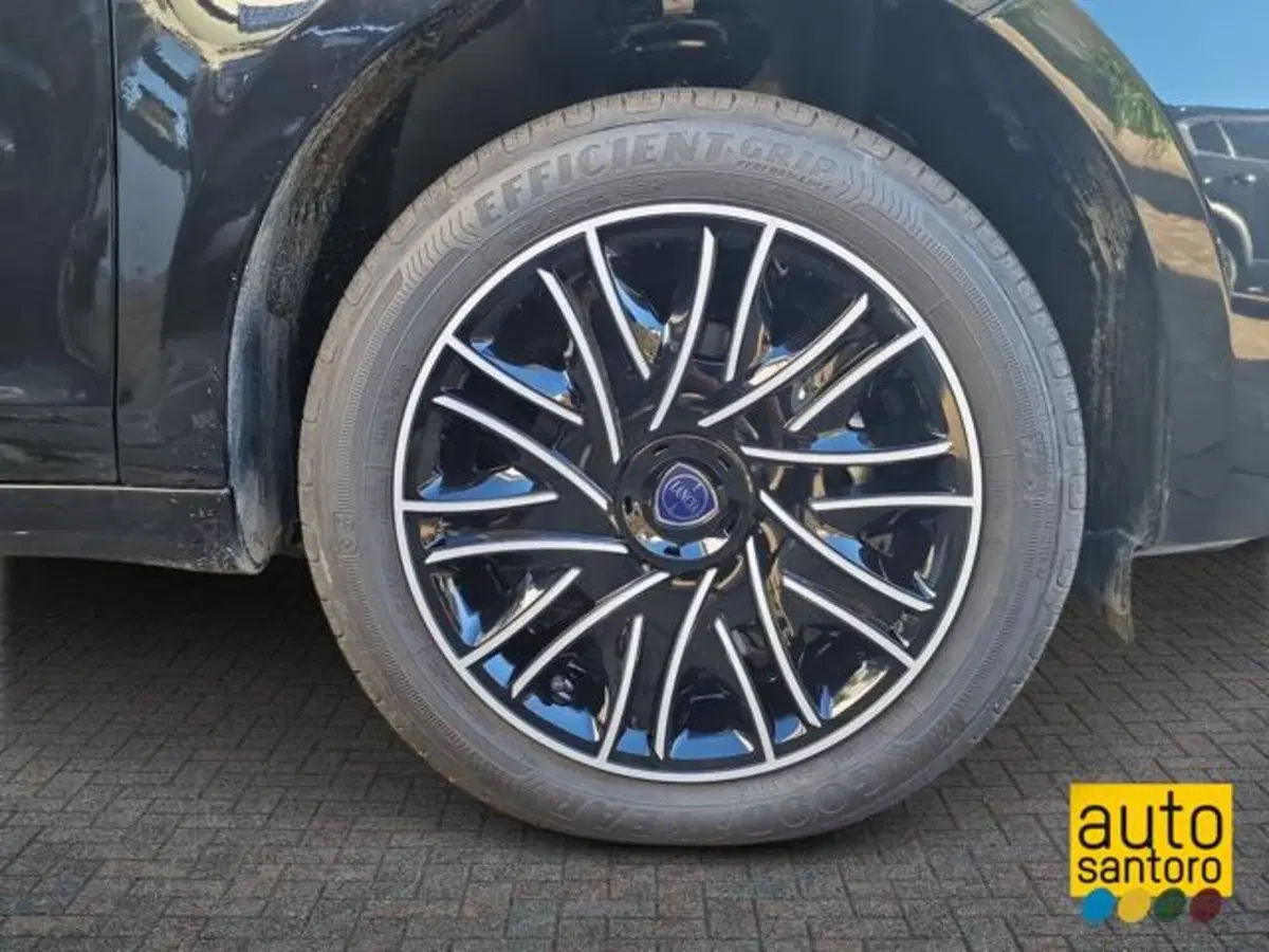 Lancia Ypsilon nuova a Salerno (7)